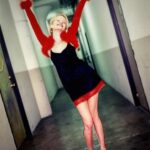 Nicholle Tom Instagram - #TGIF Here’s a little #FBF for ya… Can you tell who influenced my style as a teen? I’m embracing my inner Fran! Haa! #LoveLife #ThrowYourHandsUp #WorkitGurl That hallway needed a splash of color! 😂 #TheNanny #MaggieSheffield just #OneOfTheKids