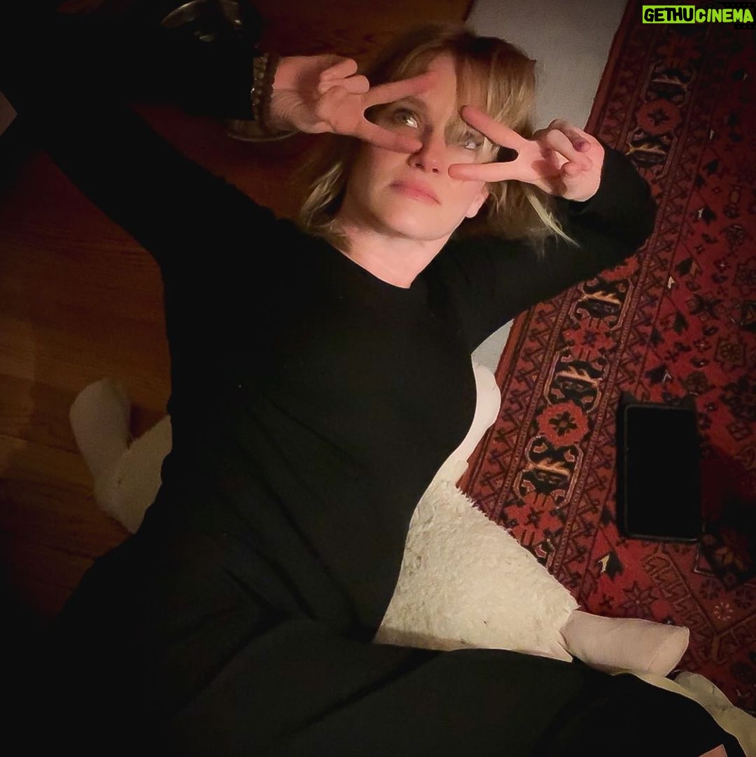 Nicholle Tom - 1K Likes - Doing my best #uma whilst cleaning carpet stains the other night! #resolve #pulpfiction #peaceout✌@umathurman
