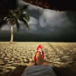 Nicholle Tom Instagram - Find you’re #HappyPlace and watch tonight’s #RockinRedShoes kick some arghssss …🥴😵‍💫 #Worstcooks #ImRightWhereIBelong @foodnetwork @discoveryplus #BestShrimpTacos @tipsytunabelize #CouldntResist the monkey & the bear! #Yummers Tipsy Tuna Placencia