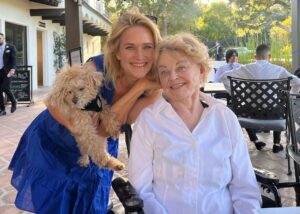 Nicholle Tom Instagram - Happy 80th sweet Mama! I love you. ❤️ 80’s the new 60 fer-sure. Just getting younger and younger… #MindSet #HappinessIsTheBestMoisturizer #BenjaminButtonSyndrome #BelieveitSeeitBeit