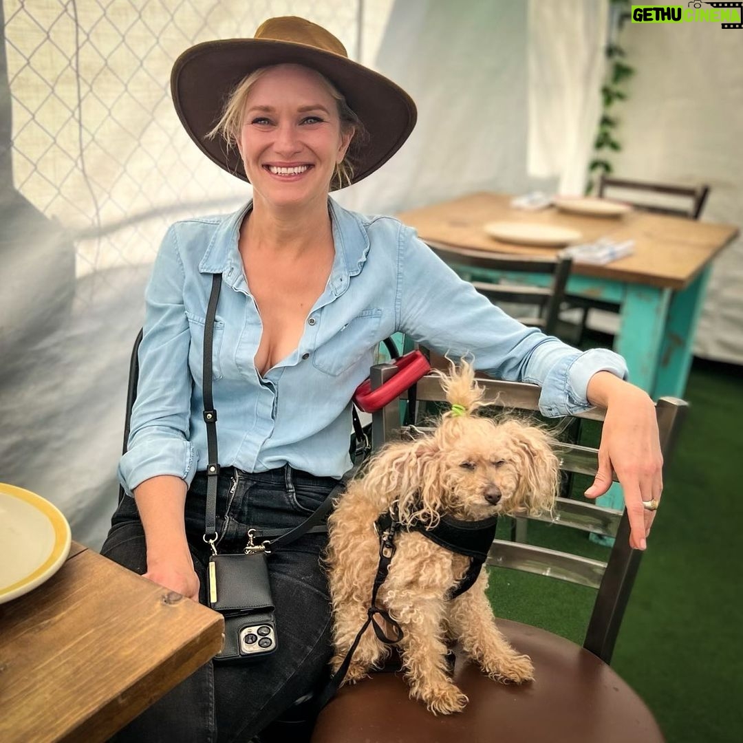 Nicholle Tom - 2K Likes - Out on a wildlife safari … at a taco joint in the valley. This is the life! Xoxo #TGIF #day104 #365daysofchesty