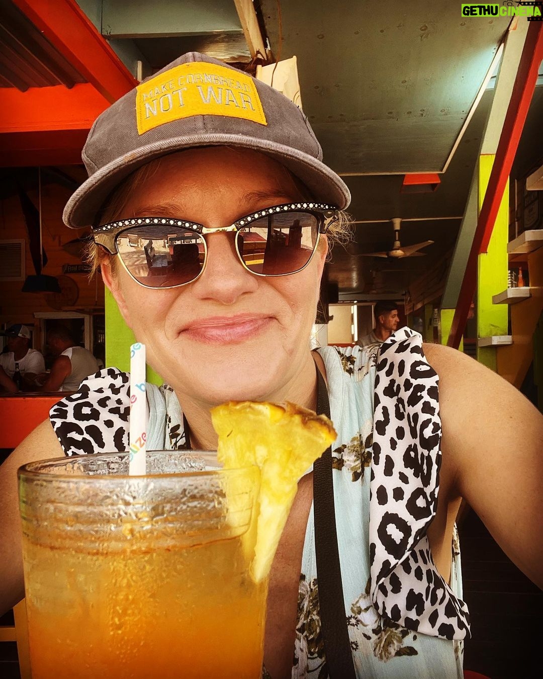 Nicholle Tom Instagram - Find you’re #HappyPlace and watch tonight’s #RockinRedShoes kick some arghssss …🥴😵💫 #Worstcooks #ImRightWhereIBelong @foodnetwork @discoveryplus #BestShrimpTacos @tipsytunabelize #CouldntResist the monkey & the bear! #Yummers Tipsy Tuna Placencia