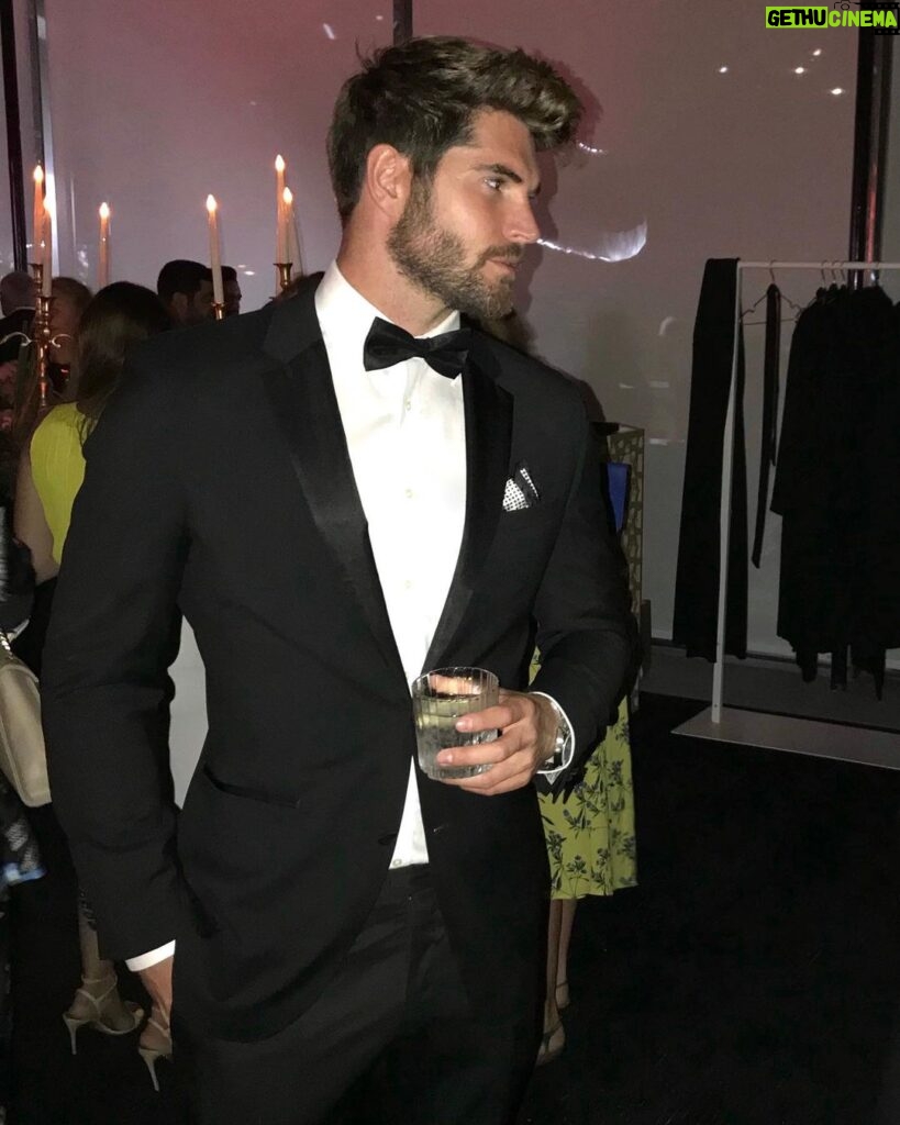 Nick Bateman Instagram - Cheers Vancouver 🥂 and to my new co-stars 🎥 Vancouver, British Columbia