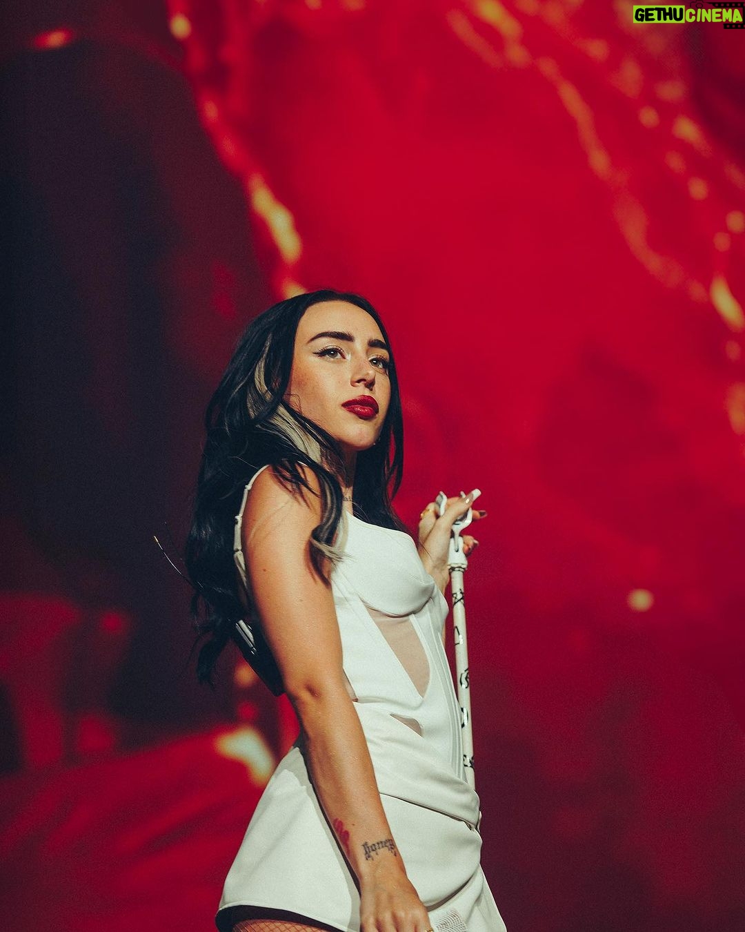 Nicki Nicole Instagram - EL ÚLTIMO SHOWWW DEL AÑOOOooO ❤️🔥 GRACIAS POR LA NOCHE MARAVILLOSA QUE ME HICIERON VIVIR, Y GRACIAS POR ACOMPAÑARME EN ESTE AÑO TAN ESPECIAL, LOS AMO DEMASIADOOoOoO 📸@mazza.ph 📸 @jesspraznik Movistar Arena Argentina