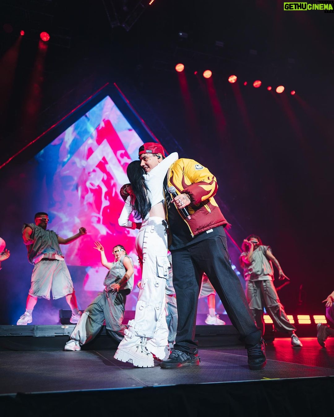 Nicki Nicole Instagram - AYER NO FUE UNA NOCHE MÁS, AYER FUE LA NOCHE MÁS HERMOSAAAA DEL MUNDOOOO🇦🇷😭😍 GRACIAS POR TANTO AMOR!!! 💕💕💕💕 NOS VEMOS EN DICIEMBRE BUENOS AIRESSS PARA CERRAR EL AÑO DE LA MEJOR MANERA ❤️🔥 📸 @mazza.ph Movistar Arena Argentina