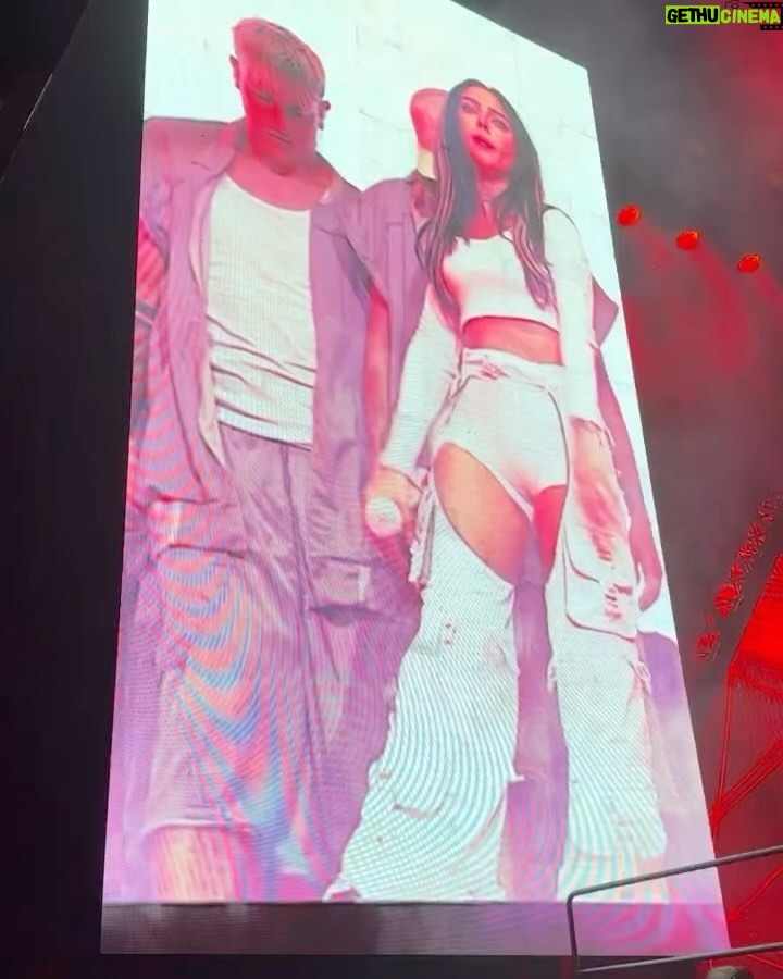 Nicki Nicole Instagram - AYER NO FUE UNA NOCHE MÁS, AYER FUE LA NOCHE MÁS HERMOSAAAA DEL MUNDOOOO🇦🇷😭😍 GRACIAS POR TANTO AMOR!!! 💕💕💕💕 NOS VEMOS EN DICIEMBRE BUENOS AIRESSS PARA CERRAR EL AÑO DE LA MEJOR MANERA ❤️🔥 📸 @mazza.ph Movistar Arena Argentina