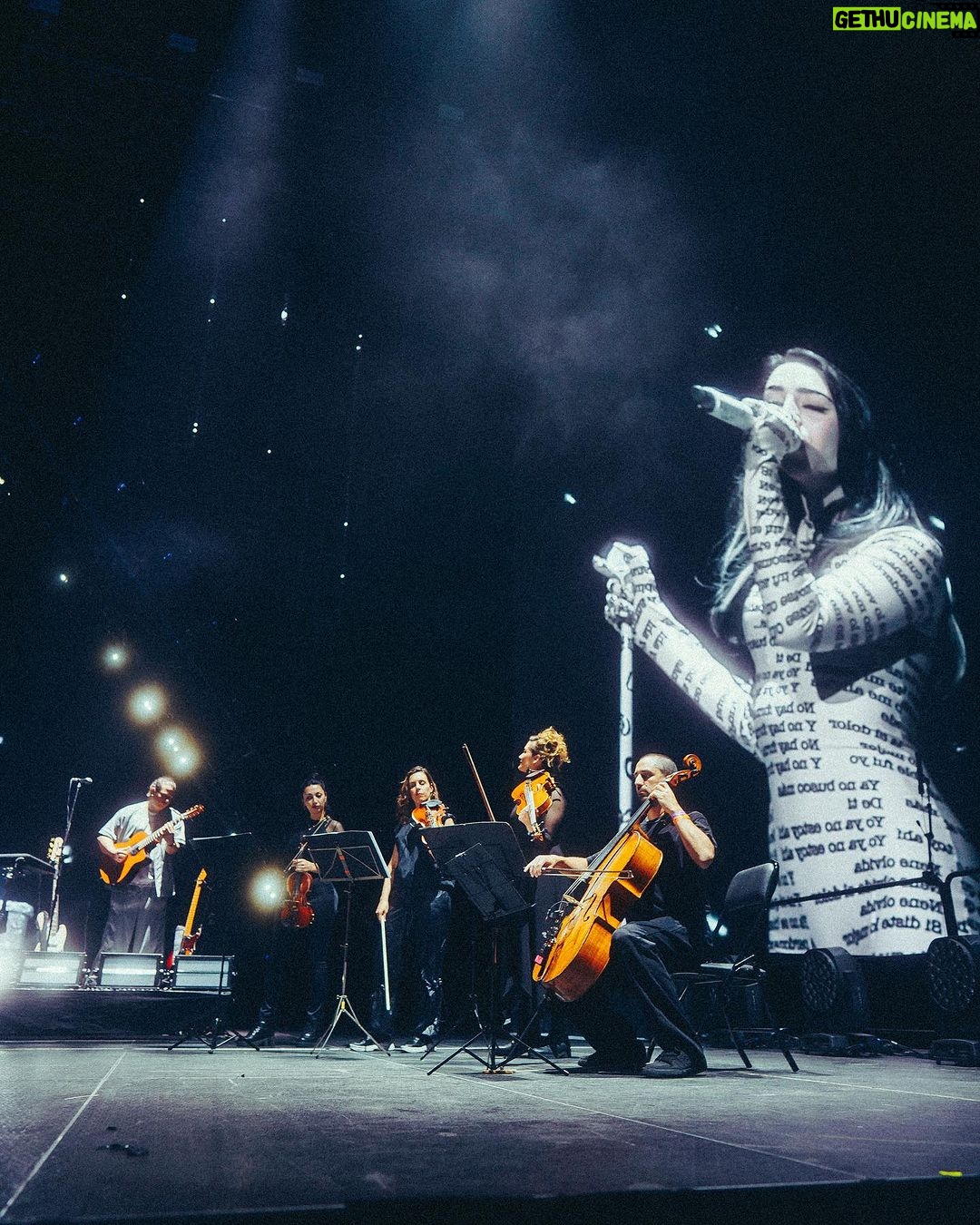 Nicki Nicole Instagram - AYER NO FUE UNA NOCHE MÁS, AYER FUE LA NOCHE MÁS HERMOSAAAA DEL MUNDOOOO🇦🇷😭😍 GRACIAS POR TANTO AMOR!!! 💕💕💕💕 NOS VEMOS EN DICIEMBRE BUENOS AIRESSS PARA CERRAR EL AÑO DE LA MEJOR MANERA ❤️🔥 📸 @mazza.ph Movistar Arena Argentina