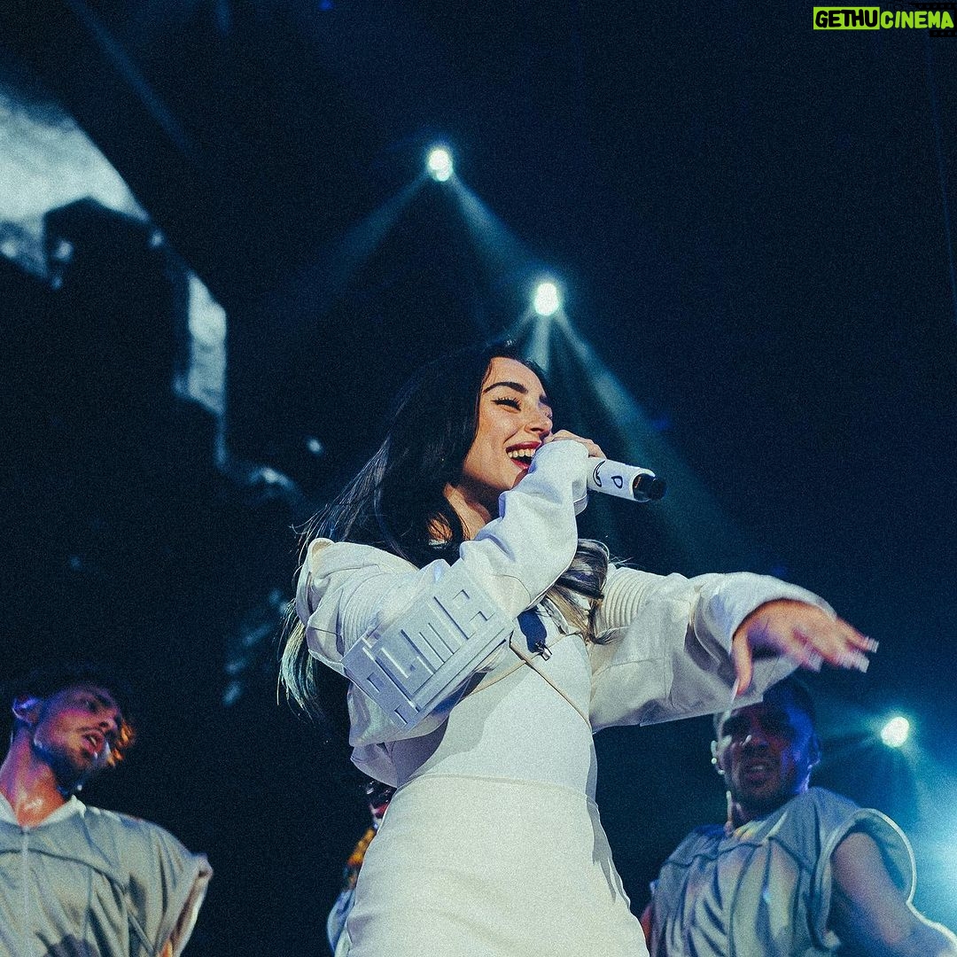 Nicki Nicole Instagram - ESTE 13 DE DICIEMBRE SÉPTIMA Y ÚLTIMA FECHA DEL AÑO EN EL MOVISTAR ARENAAAAA MAÑANA VENTA GENERAL 12 PM 🇦🇷 💳 3 cuotas sin intertes con Santander Amex No puedo creer todo lo que está pasando al rededor de ALMA, hoy viví una noche tan especial, fui muy feliz con toda mi gente presente disfrutando desde el principio al final, gracias por tanto amor y tanta felicidad ❤️🩹 LOS AMO 📸@mazza.ph Movistar Arena Argentina