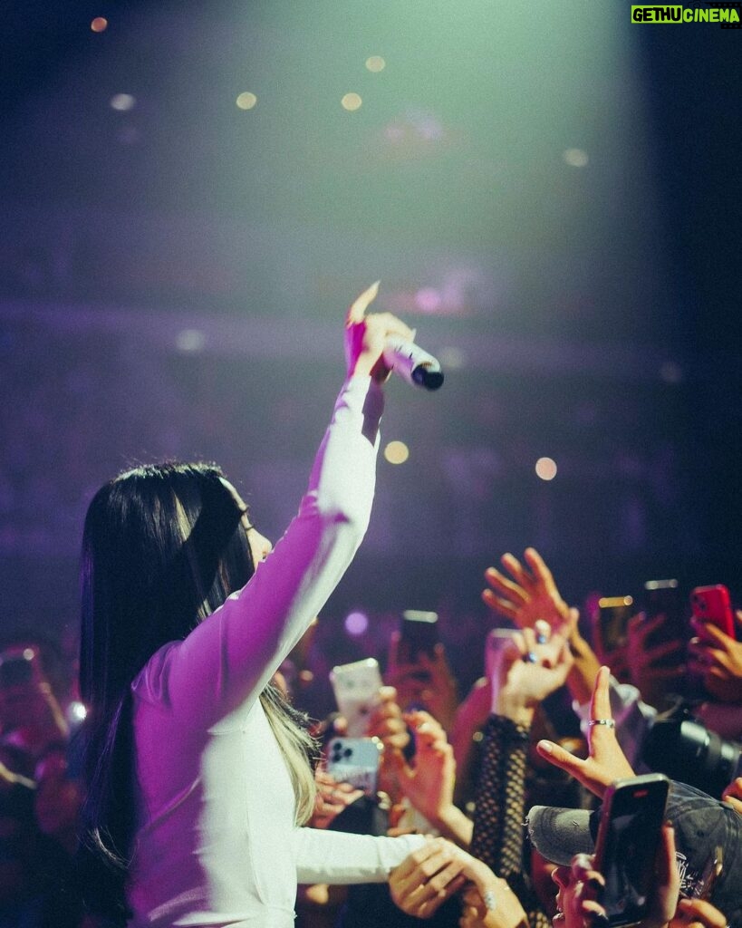 Nicki Nicole Instagram - URUGUAY 🇺🇾 INOLVIDABLE NOCHE LA QUE VIVIMOS AYER!! GRACIAS RECIBIRME CON TANTO AMOR🤍 LOS AMOOO QUE MANERA DE GOZAR!!! 😍❤️🎶 📸 @mazza.ph Antel Arena Montevideo