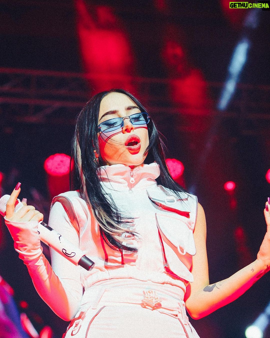 Nicki Nicole Instagram - ROSARIO 🇦🇷 CASA lo que se vivió anoche fue más que especial, el momento más mágico que viví! Gracias por hacerme tan feliz, nada mejor que estar en casa, con la que gente que me conoce desde el día uno 🤍 Gracias infinitas Rosario, y gracias infinitas a toda la gente presente, valoro y me llevo en mi corazón cada segundo de esta noche que en mi ALMA duraran para SIEMPRE 🥹❤️🔥 📸 @mazza.ph Rosario, Santa Fe
