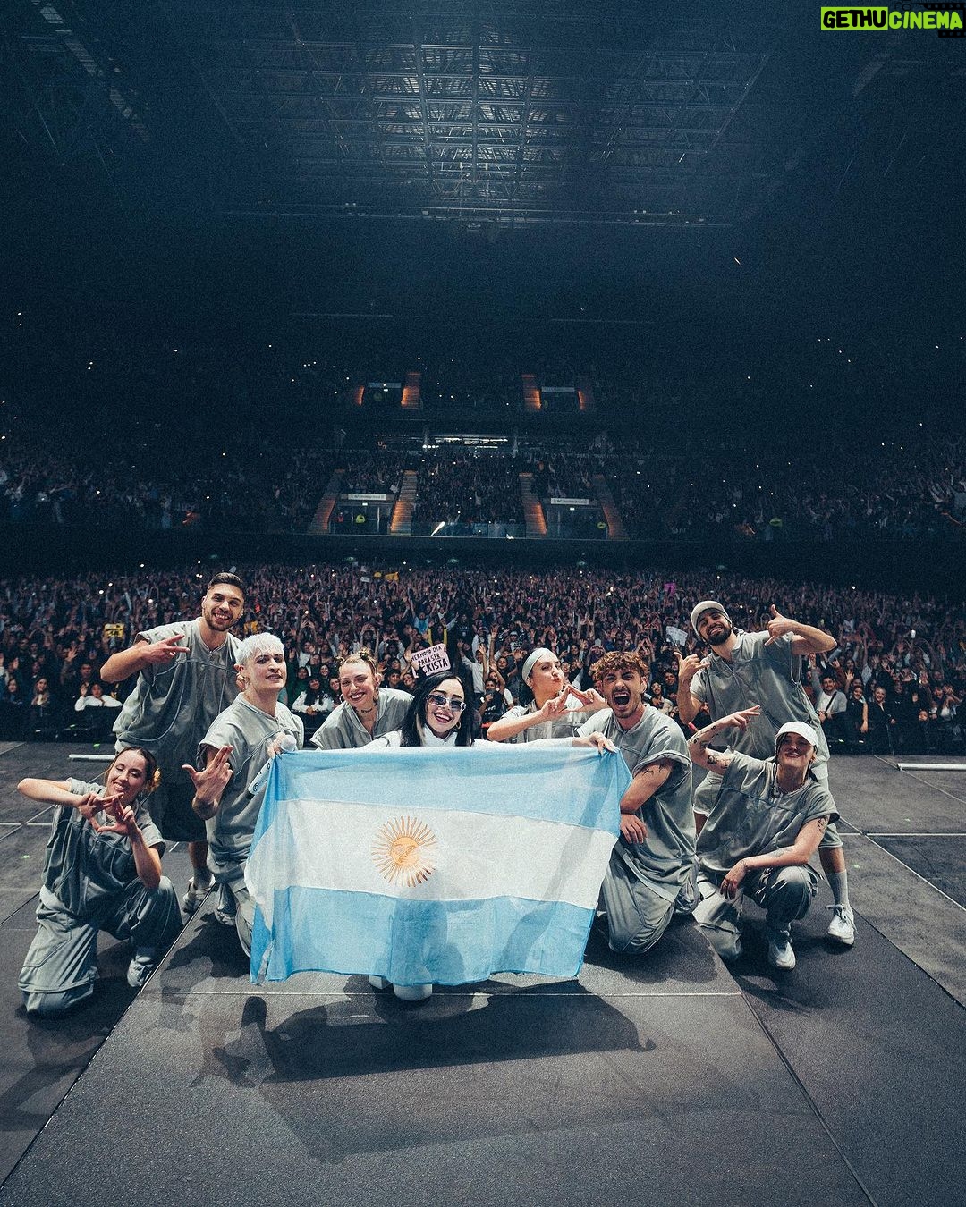 Nicki Nicole Instagram - Eternamente agradecida con toda mi gente 💖💖💖 gracias por la noche de ayer!! una noche INCREÍBLE desde principio a fin ❤️🩹❤️🩹❤️🩹 y gracias a mis hermanos y también artistas favoritos por acompañarme esta noche tan importante @bizarrap @duki @emiliamernes @wos.ds3 @milo.j gracias de verdad por estar presentes y por acompañarme sabiendo lo que significa para mi todo esto!!! LOS ADOROOOOO❤️❤️❤️ 📸 @mazza.ph Movistar Arena Argentina