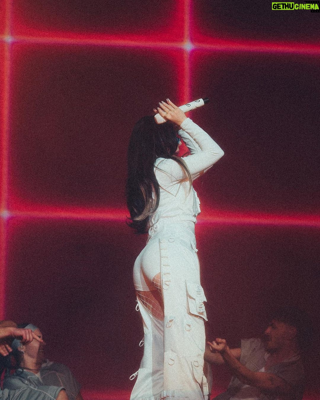 Nicki Nicole Instagram - Eternamente agradecida con toda mi gente 💖💖💖 gracias por la noche de ayer!! una noche INCREÍBLE desde principio a fin ❤️🩹❤️🩹❤️🩹 y gracias a mis hermanos y también artistas favoritos por acompañarme esta noche tan importante @bizarrap @duki @emiliamernes @wos.ds3 @milo.j gracias de verdad por estar presentes y por acompañarme sabiendo lo que significa para mi todo esto!!! LOS ADOROOOOO❤️❤️❤️ 📸 @mazza.ph Movistar Arena Argentina