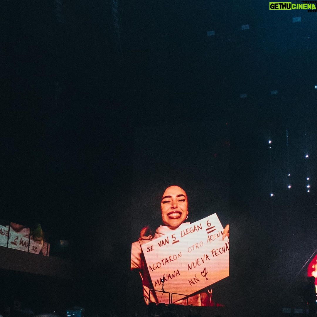 Nicki Nicole Instagram - LO QUE UN DÍA FUE UN SUEÑO HOY ES REALIDAD, UNA NOCHE MÁGICA EN DONDE MIENTRAS ESTABA CANTANDO ME DICEN QUE LA QUINTA FECHA SE AGOTÓ Y QUE AGREGAMOS UNA SEXTA ESTE 19 DE OCTUBRE, NUNCA PENSÉ QUE IBA A SENTIR DOBLE FELICIDAD, VA, TRIPLE PORQUE GANO ARGENTINA ENCIMA. GRACIAS POR LA NOCHE DE HOY Y POR TODA LA MAGIA QUE GIRA AL REDEDOR DE ALMA ❤️🔥 NOS VEMOS MAÑANA EN EL CUARTO MOVISTAR 😍 HOY, VIERNES 3 PM VENTA GENERAL 😎💕 📸: @mazza.ph