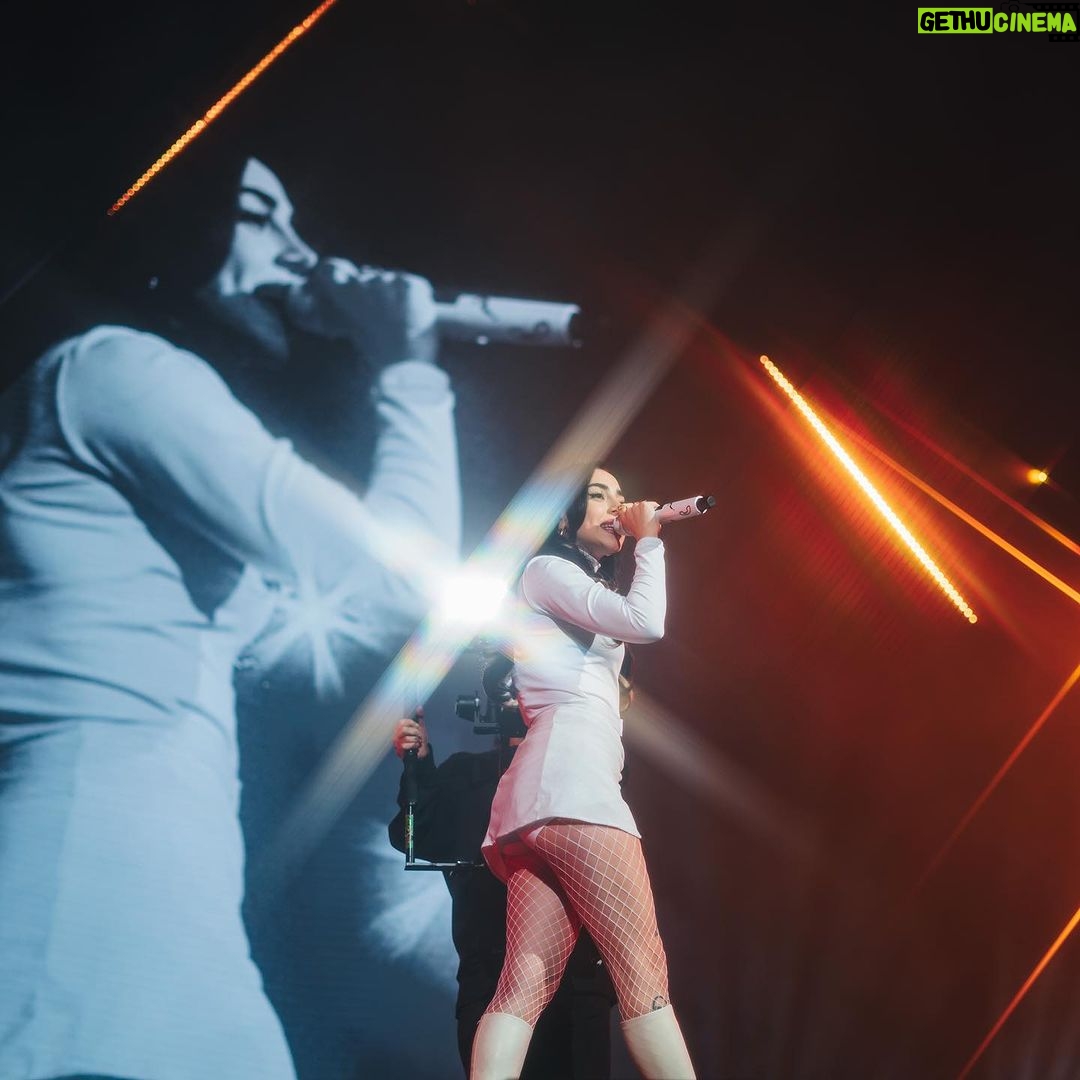Nicki Nicole Instagram - LO QUE UN DÍA FUE UN SUEÑO HOY ES REALIDAD, UNA NOCHE MÁGICA EN DONDE MIENTRAS ESTABA CANTANDO ME DICEN QUE LA QUINTA FECHA SE AGOTÓ Y QUE AGREGAMOS UNA SEXTA ESTE 19 DE OCTUBRE, NUNCA PENSÉ QUE IBA A SENTIR DOBLE FELICIDAD, VA, TRIPLE PORQUE GANO ARGENTINA ENCIMA. GRACIAS POR LA NOCHE DE HOY Y POR TODA LA MAGIA QUE GIRA AL REDEDOR DE ALMA ❤️🔥 NOS VEMOS MAÑANA EN EL CUARTO MOVISTAR 😍 HOY, VIERNES 3 PM VENTA GENERAL 😎💕 📸: @mazza.ph