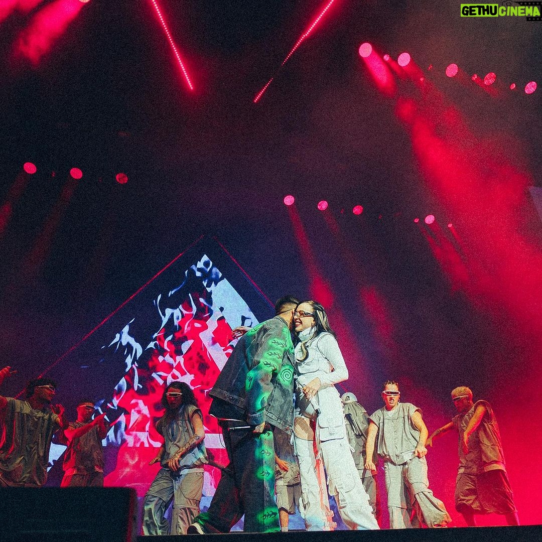 Nicki Nicole Instagram - LO QUE UN DÍA FUE UN SUEÑO HOY ES REALIDAD, UNA NOCHE MÁGICA EN DONDE MIENTRAS ESTABA CANTANDO ME DICEN QUE LA QUINTA FECHA SE AGOTÓ Y QUE AGREGAMOS UNA SEXTA ESTE 19 DE OCTUBRE, NUNCA PENSÉ QUE IBA A SENTIR DOBLE FELICIDAD, VA, TRIPLE PORQUE GANO ARGENTINA ENCIMA. GRACIAS POR LA NOCHE DE HOY Y POR TODA LA MAGIA QUE GIRA AL REDEDOR DE ALMA ❤️🔥 NOS VEMOS MAÑANA EN EL CUARTO MOVISTAR 😍 HOY, VIERNES 3 PM VENTA GENERAL 😎💕 📸: @mazza.ph