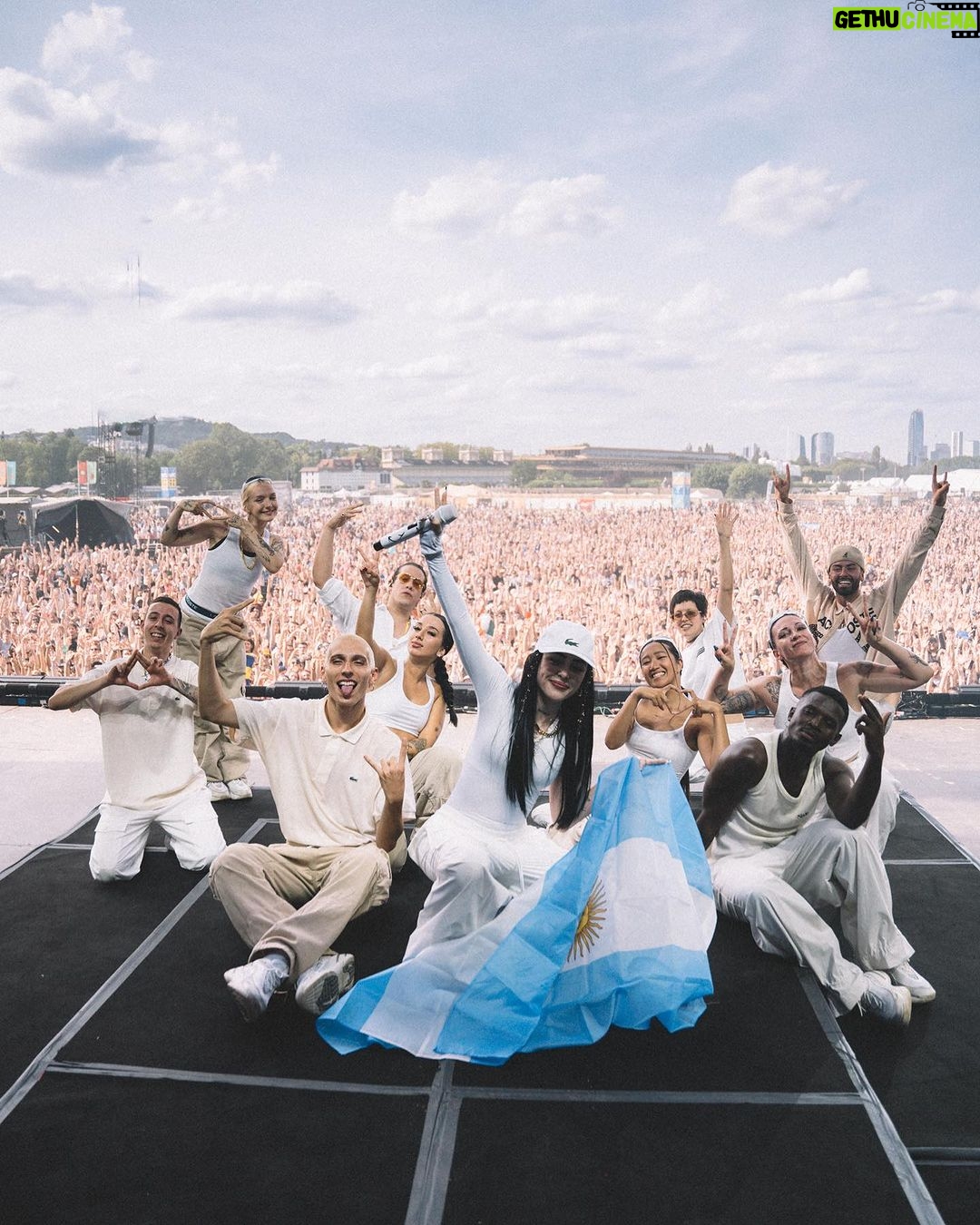 Nicki Nicole Instagram - PARIS 🇫🇷🥺 inolvidable el cariño y el amor que recibÃ! mi ALMA es parte de ustedes. Los amo 💕 Lollapalooza, Paris