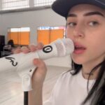 Nicki Nicole Instagram - con cara de dormida pero 24/7 dándolo todo jajaja ensayando para Europa se viene la giraaaaa ya extrañaba 😍 encima con ALMA fuera que lindo cantar las nuevas canciones 🥹💕💕💕