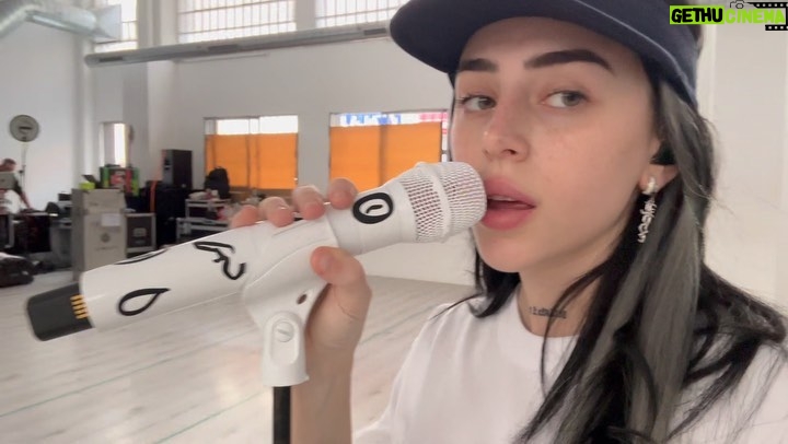 Nicki Nicole Instagram - con cara de dormida pero 24/7 dándolo todo jajaja ensayando para Europa se viene la giraaaaa ya extrañaba 😍 encima con ALMA fuera que lindo cantar las nuevas canciones 🥹💕💕💕