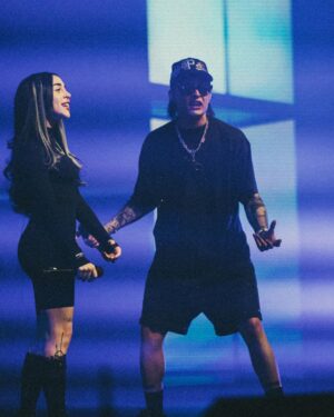 Nicki Nicole Instagram - dos días mágicos en México 🇲🇽😍
graciass @pesopluma por invitarme a cantar con vos en esta noche tan especial con tu gente en tu ciudad, te quiero y admiro la rompiste fuerteee!🖤
Mi gente de México gracias por una vez más recibirme como en casa, los adoro 🇲🇽♾️