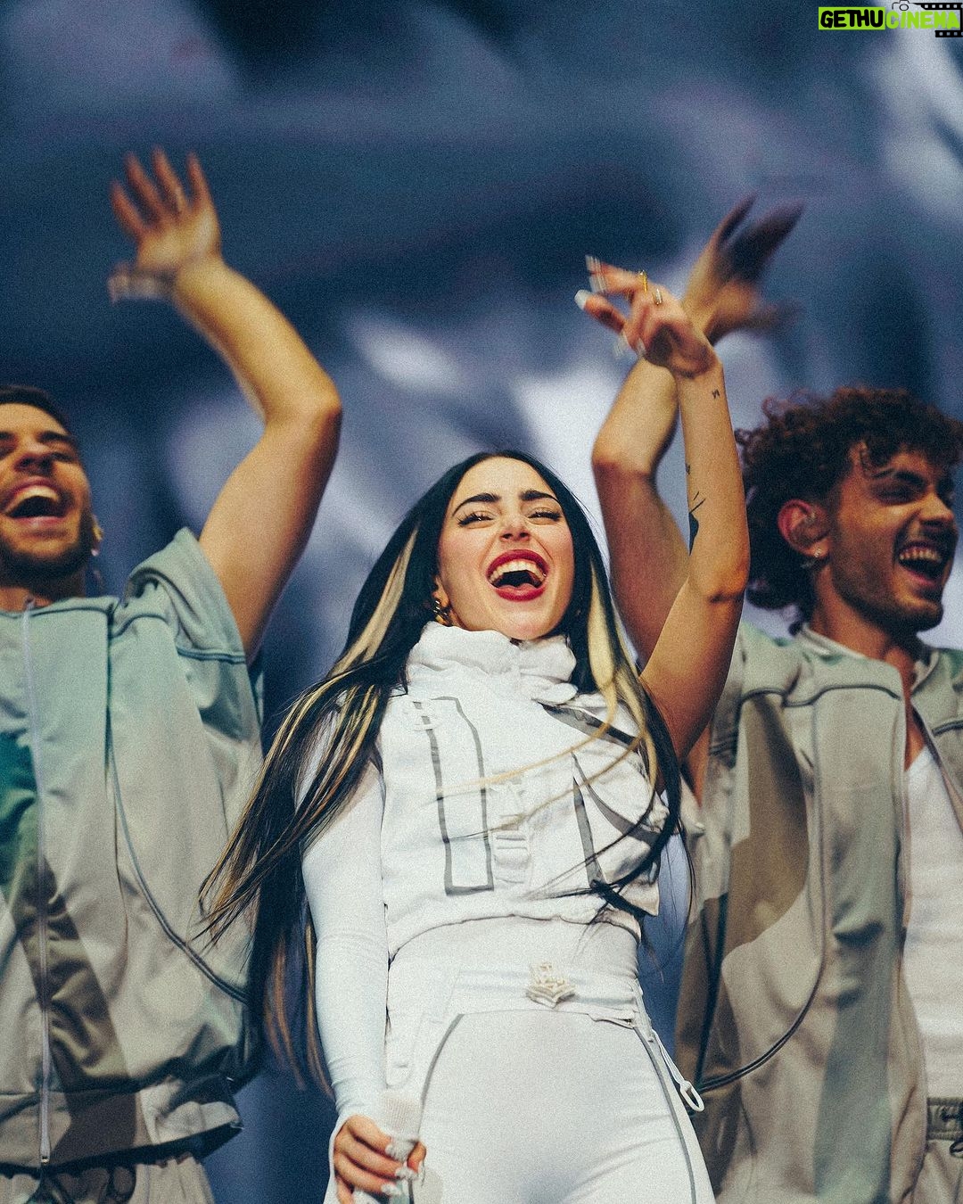 Nicki Nicole Instagram - inmortalizando los momentos desde el alma ❤️🔥 La noche de ayer es la que contaré en anécdotas como la mejor de mi vida 😭💕LOS AMO CON TODO MI CORAZÓN ARGENTINA🇦🇷🤍 GRACIAS POR HACERME TAN FELIZ❤️🩹❤️🩹❤️🩹 📸 @mazza.ph 📸 @pilarmmiranda 📸 @marianapoint Movistar Arena Argentina