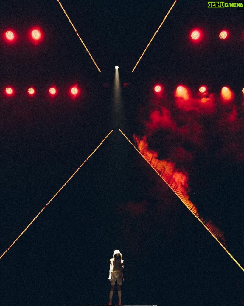 Nicki Nicole Instagram - inmortalizando los momentos desde el alma ❤️‍🔥 La noche de ayer es la que contaré en anécdotas como la mejor de mi vida 😭💕LOS AMO CON TODO MI CORAZÓN ARGENTINA🇦🇷🤍 GRACIAS POR HACERME TAN FELIZ❤️‍🩹❤️‍🩹❤️‍🩹 📸 @mazza.ph 📸 @pilarmmiranda 📸 @marianapoint Movistar Arena Argentina