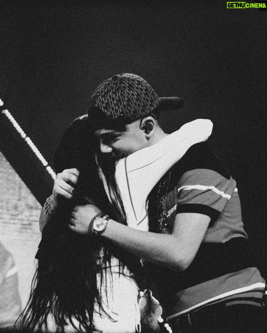 Nicki Nicole Instagram - CHILEEEEE🇨🇱❤️🩹❤️🩹❤️🩹❤️🩹 Gracias por el mejor inicio de cumpleaños! Y gracias por la mejor nooocheeee, me llevo conmigo para siempre cada momento y cada emoción, inolvidable show e inolvidables ustedes también 🤍 gracias por conectar con mi ALMA y por dejarme ser parte de las ustedes 💖💖💖💖💖 y muchas gracias a mis dos hermanos que rompieron anoche conmigo en el escenarioooo @jere.klein y @youngcister CHILEEEE EN LA CASAAAAA 🇨🇱😎😎😎😎😎😎 📸 @jesspraznik @marianapoint @fotografias_jking Movistar Arena, Chile