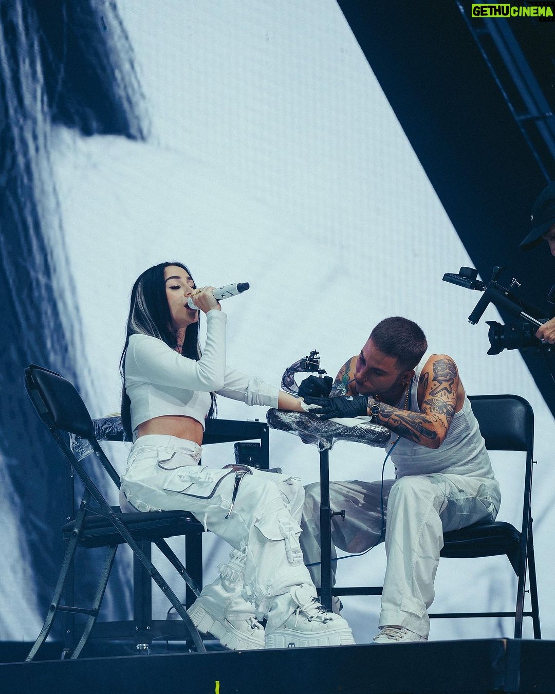 Nicki Nicole Instagram - AYER NO FUE UNA NOCHE MÁS, AYER FUE LA NOCHE MÁS HERMOSAAAA DEL MUNDOOOO🇦🇷😭😍 GRACIAS POR TANTO AMOR!!! 💕💕💕💕 NOS VEMOS EN DICIEMBRE BUENOS AIRESSS PARA CERRAR EL AÑO DE LA MEJOR MANERA ❤️🔥 📸 @mazza.ph Movistar Arena Argentina
