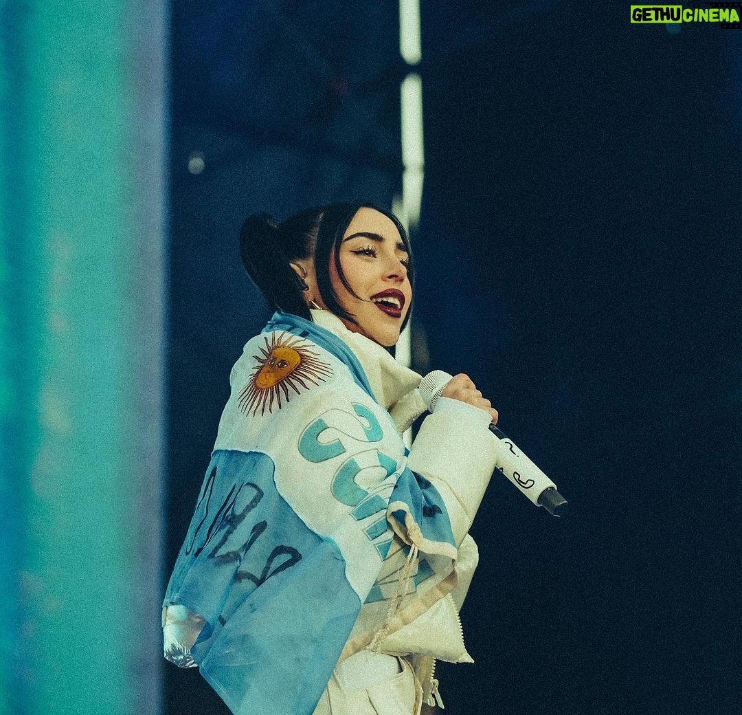 Nicki Nicole Instagram - bariloooo BARILOOO que showwww los amooo💖 en este dump soy yo en todos mis moods de BARILOCHE los amo y ahora me voy a comer unos chocolates BARILOCHENSES 📷 @gcorbatta 📷@mazza.ph Bariloche, Patagonia, Argentina