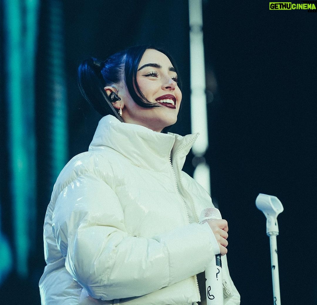 Nicki Nicole Instagram - bariloooo BARILOOO que showwww los amooo💖 en este dump soy yo en todos mis moods de BARILOCHE los amo y ahora me voy a comer unos chocolates BARILOCHENSES 📷 @gcorbatta 📷@mazza.ph Bariloche, Patagonia, Argentina