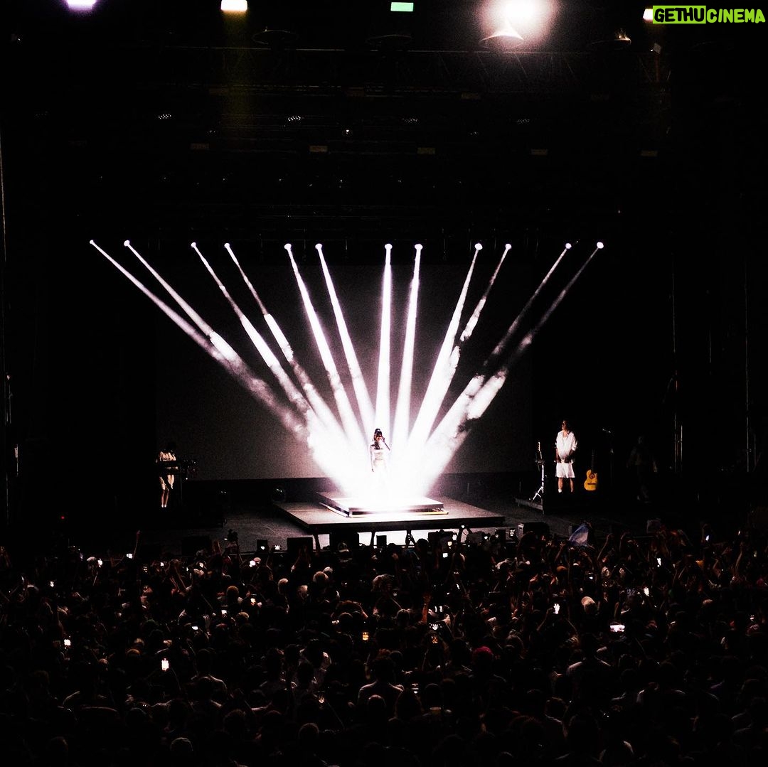 Nicki Nicole Instagram - MADRID 🇪🇸 Gracias por esta noche tan hermosa en @nochesbotanico nunca me olvidar lo que vivimos y todo el cariño que recibà 💕 gracias @wos.ds3 por venir y romperla fuerteee 🔥 y gracias a mi equipo por acompañarme siempre los amo 💖💖💖💖 📸: @totopons Madrid, España