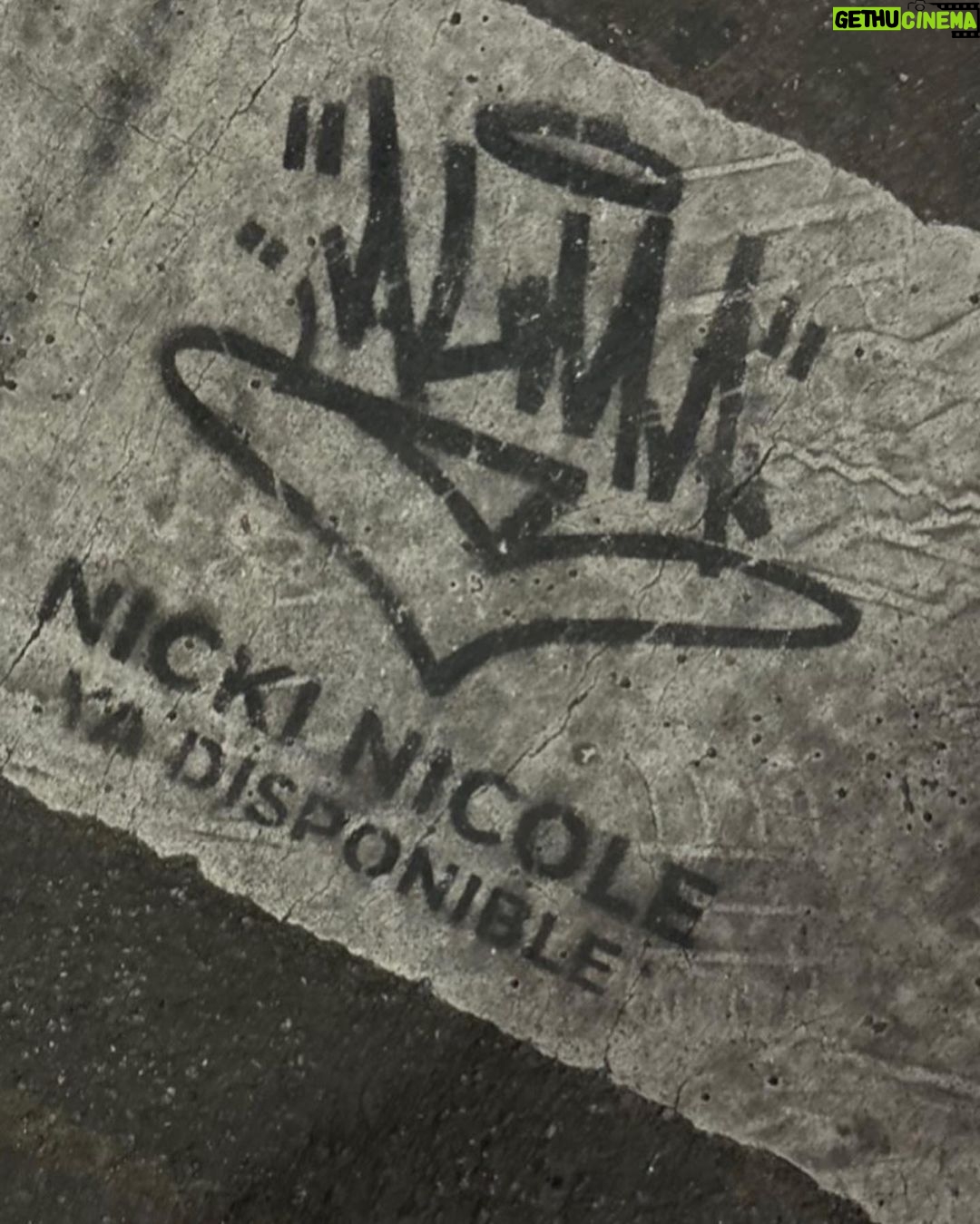 Nicki Nicole Instagram - estos meses con el disco fuera, conociendo Paris, de promo en España y Argentina 😍, en el estudio cerrando lo nuevooo🤐, ensayando para la gira y agradeciendo cada día el cariño a ALMA 🖤 los amo muchooiooo
