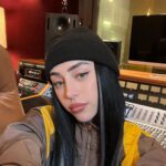 Nicki Nicole Instagram - estos meses con el disco fuera, conociendo Paris, de promo en España y Argentina 😍, en el estudio cerrando lo nuevooo🤐, ensayando para la gira y agradeciendo cada día el cariño a ALMA 🖤 los amo muchooiooo