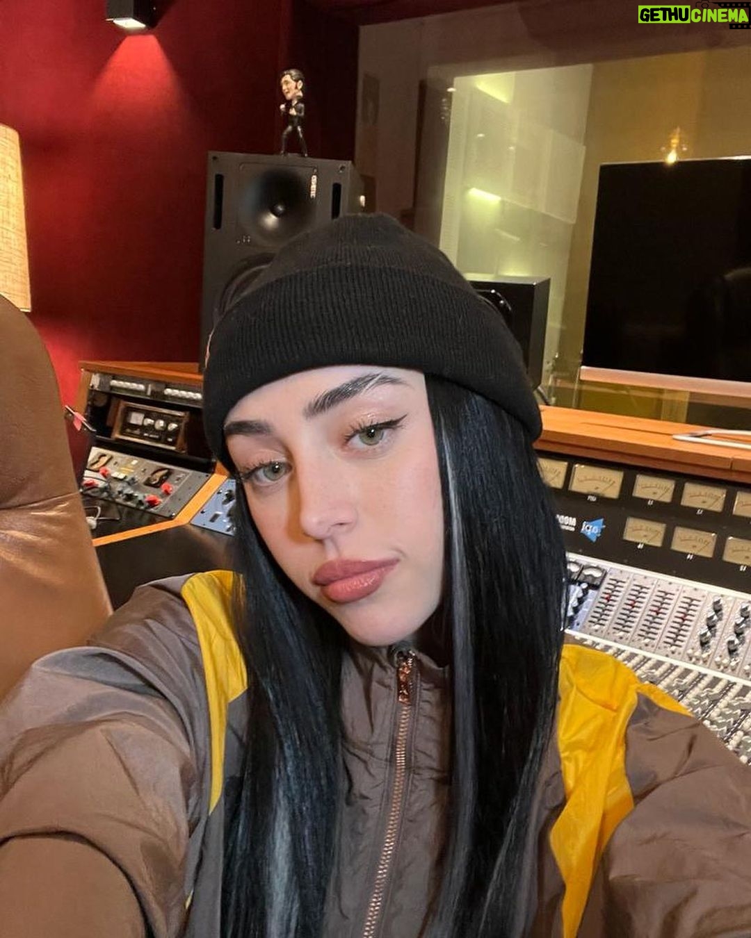 Nicki Nicole Instagram - estos meses con el disco fuera, conociendo Paris, de promo en España y Argentina 😍, en el estudio cerrando lo nuevooo🤐, ensayando para la gira y agradeciendo cada día el cariño a ALMA 🖤 los amo muchooiooo