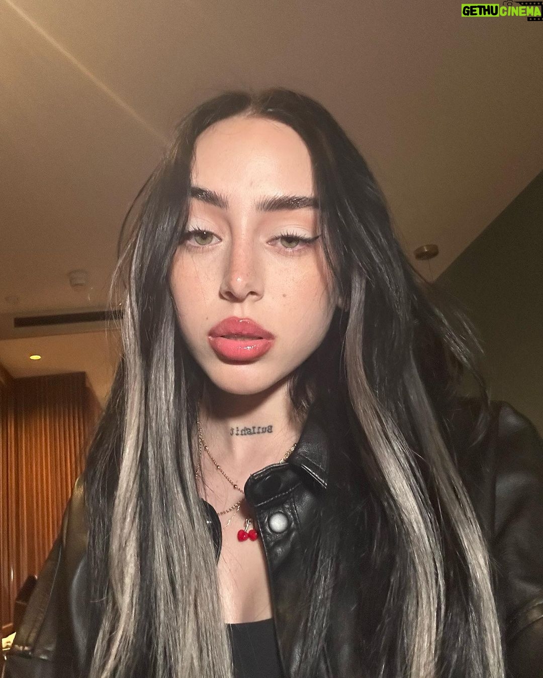 Nicki Nicole Instagram - estos meses con el disco fuera, conociendo Paris, de promo en España y Argentina 😍, en el estudio cerrando lo nuevooo🤐, ensayando para la gira y agradeciendo cada día el cariño a ALMA 🖤 los amo muchooiooo