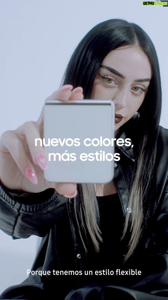 Nicki Nicole Instagram - No importa el color que elijas, lo importante es que te expreses sin límites con el nuevo #GalaxyZFlip5 💥 Hacé como @nicki.nicole y #UniteAlLadoFlex 🖤😏 Más info en samsung.com/ar