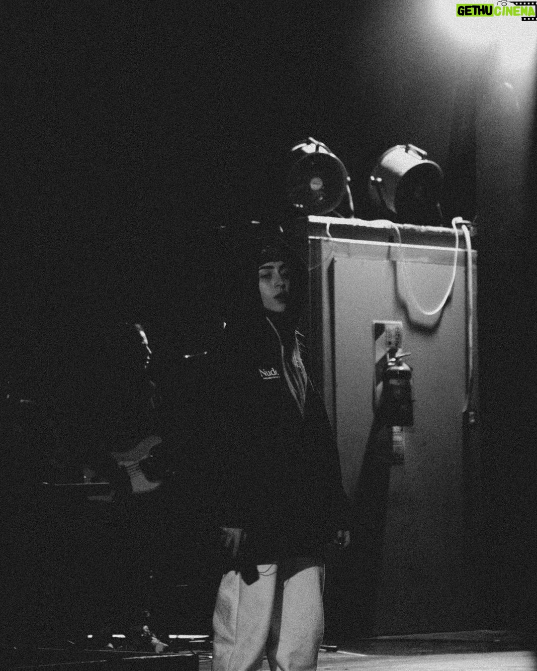 Nicki Nicole Instagram - estos meses con el disco fuera, conociendo Paris, de promo en España y Argentina 😍, en el estudio cerrando lo nuevooo🤐, ensayando para la gira y agradeciendo cada día el cariño a ALMA 🖤 los amo muchooiooo