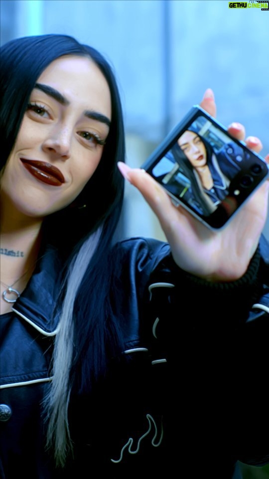 Nicki Nicole Instagram - Expresate sin límites con tu #galaxyzflip5 😎 Sacate las selfies más épicas con la #FlexCam 🔥 Podés verte desde la #FlexWindow y además no necesitás tus manos 🤝 Te lo dice @nicki.nicole, vos también podés sumarte #UniteAlLadoFlex 🔥 Conocé más en samsung.com/ar
