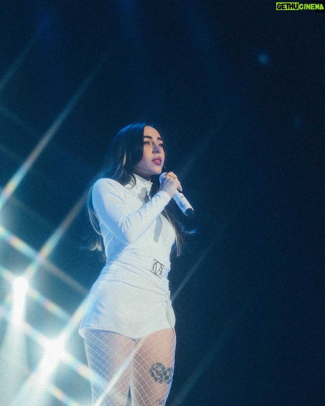 Nicki Nicole Instagram - Eternamente agradecida con toda mi gente 💖💖💖 gracias por la noche de ayer!! una noche INCREÍBLE desde principio a fin ❤️🩹❤️🩹❤️🩹 y gracias a mis hermanos y también artistas favoritos por acompañarme esta noche tan importante @bizarrap @duki @emiliamernes @wos.ds3 @milo.j gracias de verdad por estar presentes y por acompañarme sabiendo lo que significa para mi todo esto!!! LOS ADOROOOOO❤️❤️❤️ 📸 @mazza.ph Movistar Arena Argentina