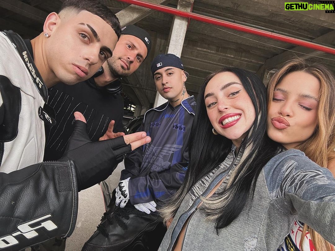 Nicki Nicole Instagram - tiremo una foto πΈπ @mesita @emiliamernes @tiagopzk