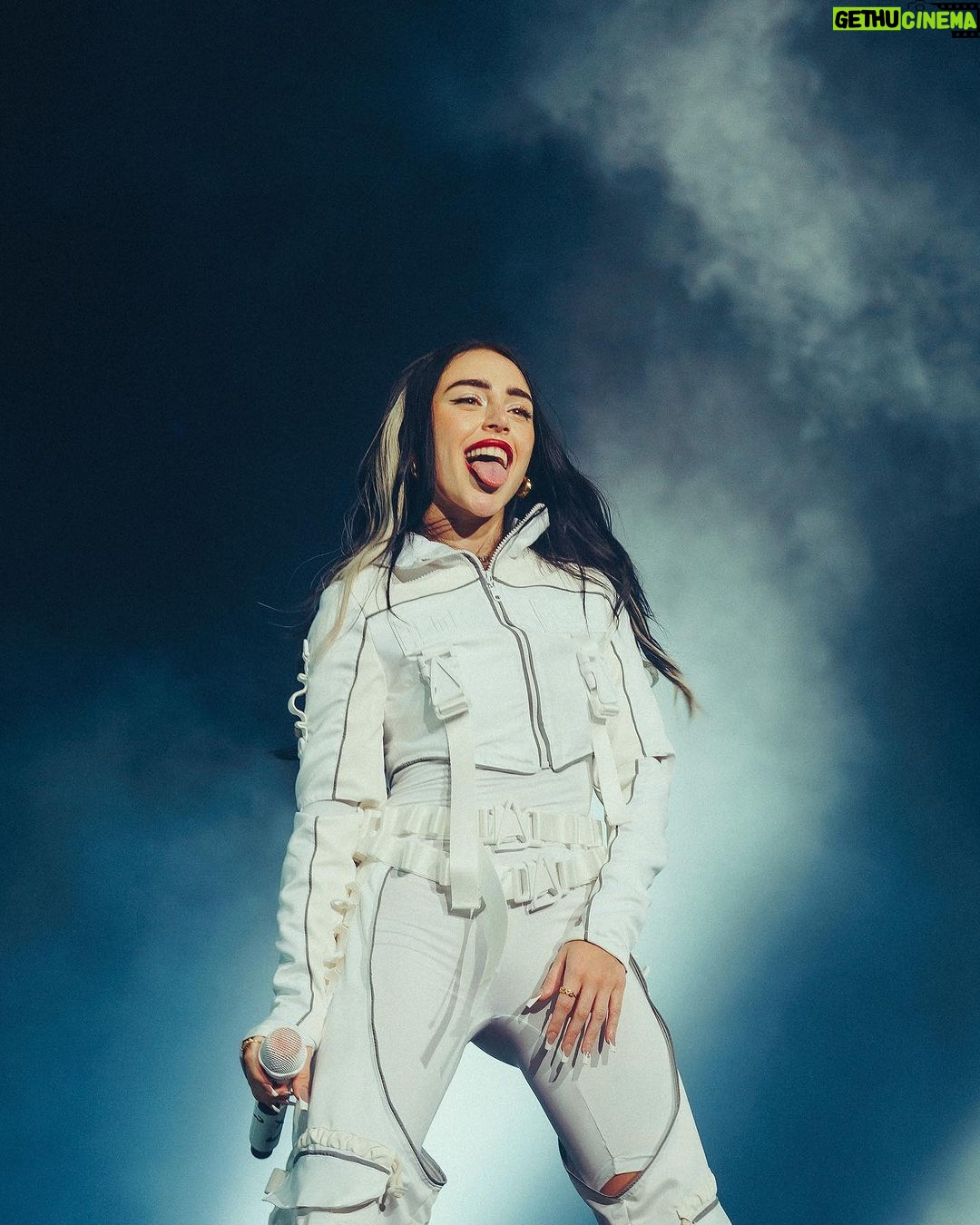 Nicki Nicole Instagram - EL ÚLTIMO SHOWWW DEL AÑOOOooO ❤️🔥 GRACIAS POR LA NOCHE MARAVILLOSA QUE ME HICIERON VIVIR, Y GRACIAS POR ACOMPAÑARME EN ESTE AÑO TAN ESPECIAL, LOS AMO DEMASIADOOoOoO 📸@mazza.ph 📸 @jesspraznik Movistar Arena Argentina