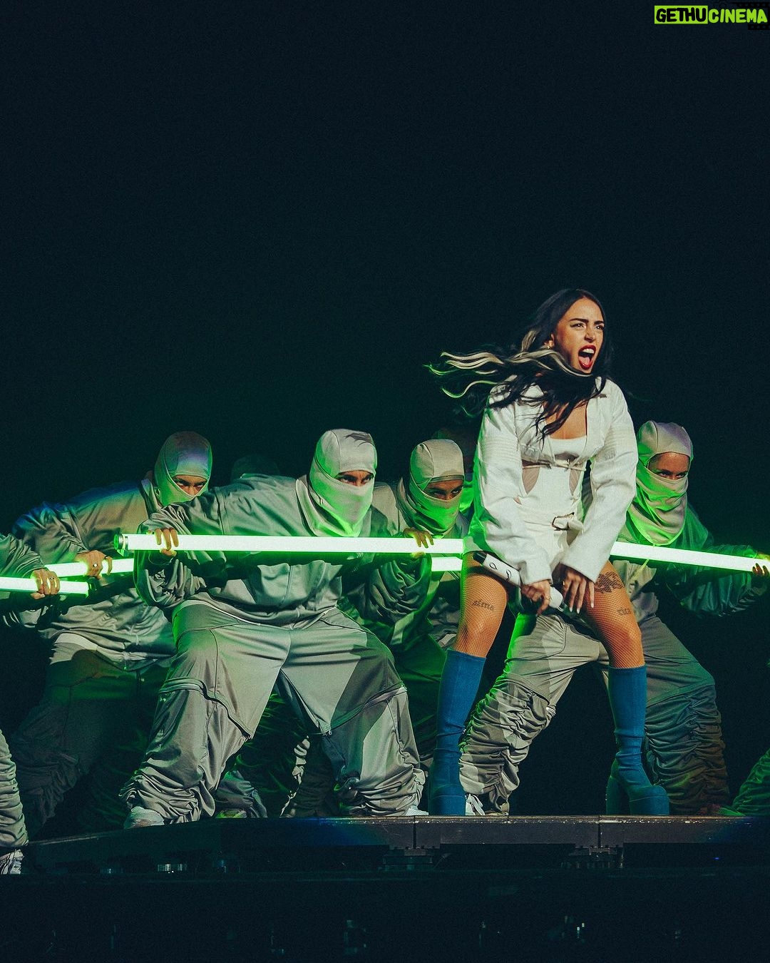 Nicki Nicole Instagram - EL ÚLTIMO SHOWWW DEL AÑOOOooO ❤️🔥 GRACIAS POR LA NOCHE MARAVILLOSA QUE ME HICIERON VIVIR, Y GRACIAS POR ACOMPAÑARME EN ESTE AÑO TAN ESPECIAL, LOS AMO DEMASIADOOoOoO 📸@mazza.ph 📸 @jesspraznik Movistar Arena Argentina