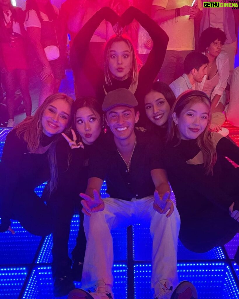 Nicky Andersen Instagram - IT’S FINALLY OUT💔😍 Watching this music video is so nostalgic to me, because this was the first time I had the honor of meeting our loving Now United Fans - I love you. To Now United. From the bottom of my heart I love every single one of you and I still can’t believe I get to work/learn/laugh/collaborate with such incredible stars✨ @nowunited #Choreographer @msaagency @tonyselznick Rio de Janeiro, Rio de Janeiro