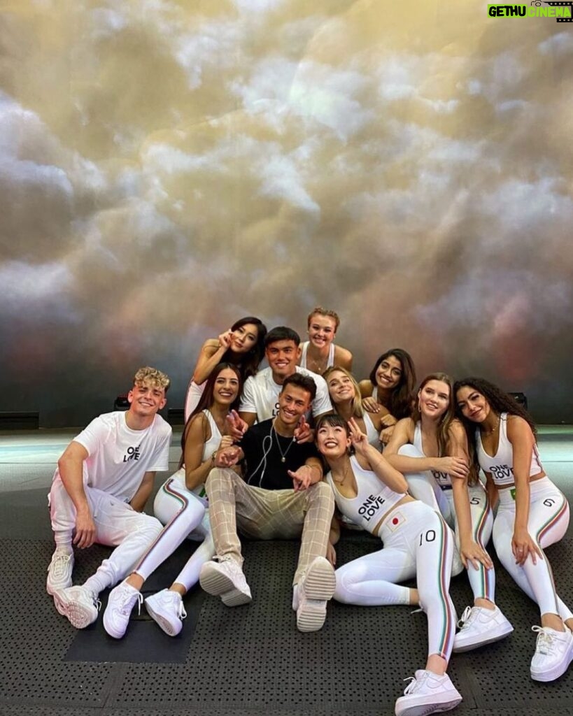 Nicky Andersen Instagram - Just one big family <3 New music video out tomorrow🎥 (I just saw it & it is ABSOLUTELY INCREDIBLE) @nowunited #choreographer La Perle DXB