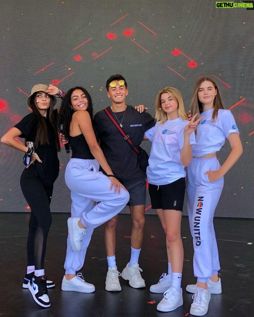 Nicky Andersen Instagram - Excited to see them perform tonight 🎤 @nowunited #choreographer #livestreamconcert Global Village