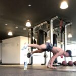 Nicky Andersen Instagram - It is more fun lifting yourself than heavy weights tehee⁣ 😅⁣ #drinkmashup @drinkmashup #whiteteapassionfruit #annonce⁣ Gym
