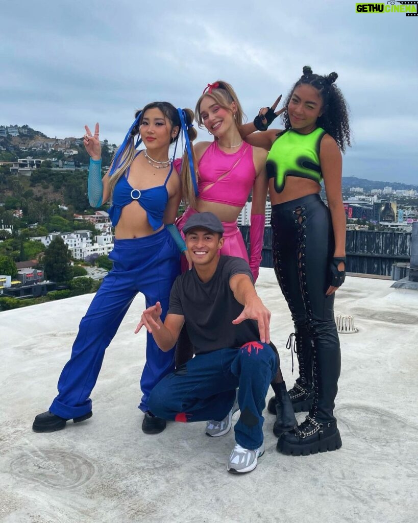 Nicky Andersen Instagram - Just chilling on top of a roof in Hollywood💙💖💚 Los Angeles, California