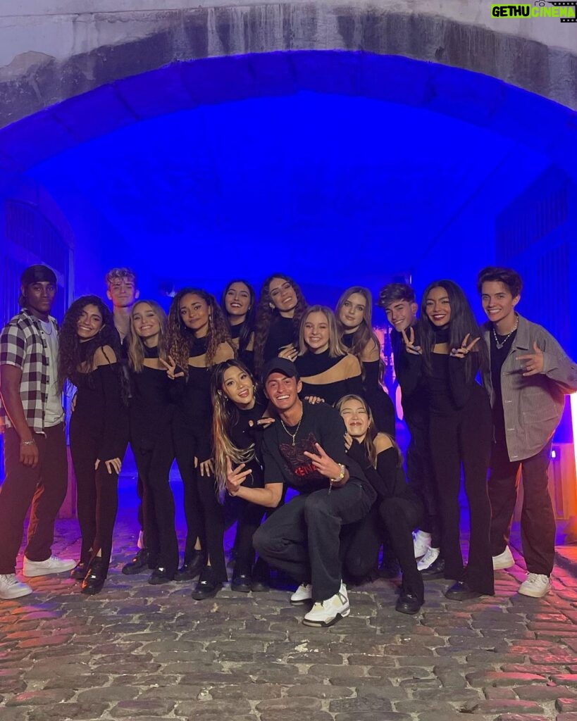 Nicky Andersen Instagram - IT’S FINALLY OUT💔😍 Watching this music video is so nostalgic to me, because this was the first time I had the honor of meeting our loving Now United Fans - I love you. To Now United. From the bottom of my heart I love every single one of you and I still can’t believe I get to work/learn/laugh/collaborate with such incredible stars✨ @nowunited #Choreographer @msaagency @tonyselznick Rio de Janeiro, Rio de Janeiro