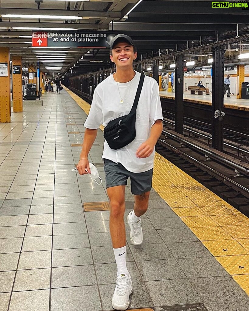 Nicky Andersen Instagram - Choo Choo🚂 New York Subway