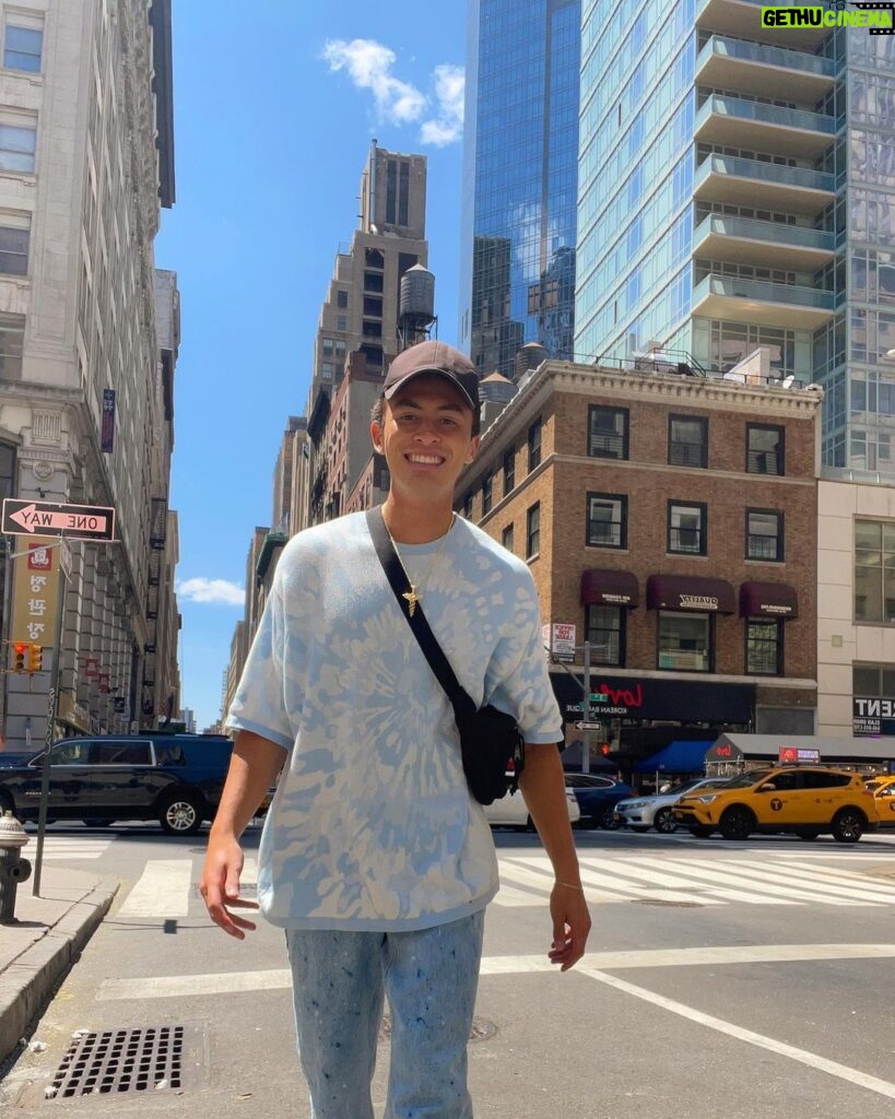 Nicky Andersen Instagram - Celebrating my birthday in NYC🎂🎈 New York City