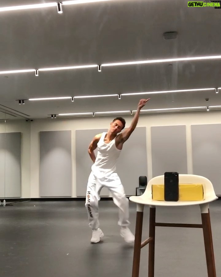 Nicky Andersen Instagram - Can’t believe so many Uniters have done my “Lean On Me”choreography😍 Here are some videos of my process on creating the #NowUnitedLeanOnMe choreography 😅 1st video: The official choreography 2nd video: Me filming myself freestyling.. funny how close this freestyle was to the official choreography 3rd video: me being frustrated on not making the perfect ending 😭 4th video: Me not being able to sleep at 3.00am because I had the song in my head and wanted to create the perfect choreo 🥺 @nowunited #choreographer @msaagency